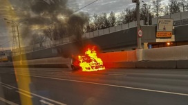 Из-за полыхающей машины частично перекрыто шоссе на северо-западе Москвы
