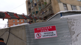 В аварийном общежитии в Челябинске зимой разобрали стену