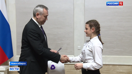 Самым активным школьникам Новосибирска вручили паспорта в День конституции