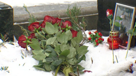 В некрополе Донского монастыря возложили цветы к могиле Антона Деникина