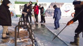Тюменские мастера готовят прорубь для зимних купаний