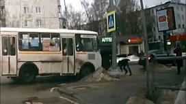 Житель Серпухова упал под колеса автобуса и чудом выжил