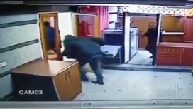Нападение на посольство Азербайджана в Иране попало на видео
