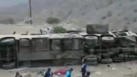 Пассажирский автобус упал с обрыва в Перу