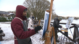 С особым азартом, несмотря на холод. Иностранные художники вышли на пленэр рисовать псковские виды