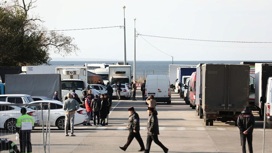 55 грузовиков ждут возможности попасть в Крым
