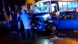 Жители Сочи сняли кадры на месте аварии рейсового автобуса и иномарки