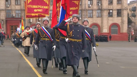 Кадры прохода пеших расчетов на параде в честь победы в Сталинградской битве