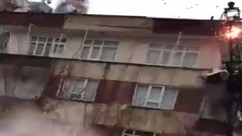 Многоэтажный дом рухнул на глазах многочисленных очевидцев в Турции