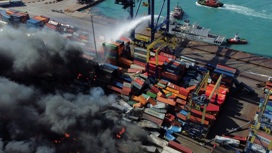 К пожару в турецком порту добавились взрывы