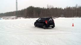Уроки контраварийного вождения на льду проходят в Коряжме
