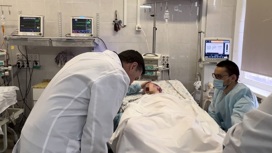 Губернатор Подмосковья навестил в больнице раненую в Химках девочку