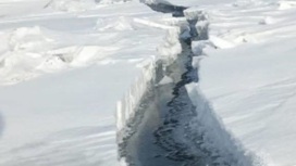 В Бурятии на льду Байкала обнаружили огромную трещину