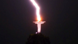 Молния ударила в самую знаменитую статую Христа