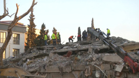 Россия послала в Турцию после землетрясения спасателей, США – авианосец