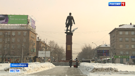 В почетный караул у памятника Покрышкину встали курсанты поста номер один в Новосибирске