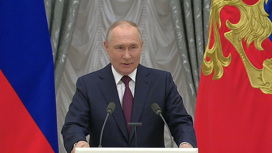 Путин пообещал носить толстовскую рубаху