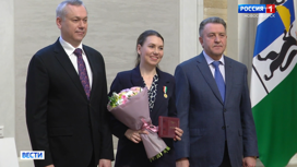 Многодетных мам наградили в правительстве Новосибирской области в честь 8 Марта