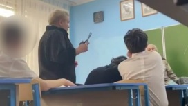 Грозившая стрижкой школьнику учительница попала на видео