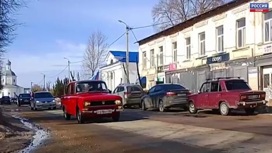 Российский триколор провезли по улицам Острова участники автопробега