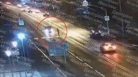 Камера сняла момент наезда иномарки на пешехода в Москве