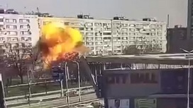 Момент попадания ракеты в жилой дом в Запорожье попал на видео
