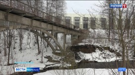 Опоры одного из мостов в Петрозаводске подмывают воды реки Лососинки