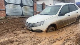Зыбучие пески: в городе на Южном Урале автомобили тонут в грязи