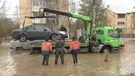 Жители Звенигорода форсируют реку, чтобы добраться до своих машин