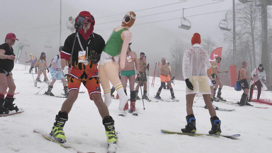 В сарафанах, шортах и купальниках: любители лыж прощаются с зимой
