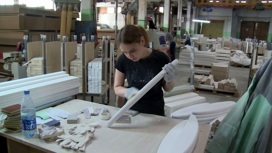 На одном из архангельских предприятий по производству мебели изготавливают детские кроватки из местного сырья