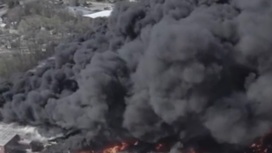 Дым от горящего завода пластмасс в США несет опасность населению