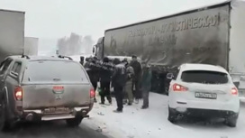Движение по сибирским трассам затруднено из-за снегопада