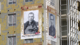 На высотных домах в Волгограде в рамках акции "Бессмертный полк" разместили портреты фронтовиков