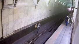 Москвич спрыгнул на рельсы в метро ради эффектных фотографий