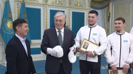 Токаев получил на юбилей подарок от сборной Казахстана по боксу