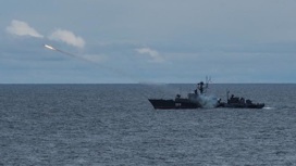 МПК "Онега" Северного флота проводит учение с атомной подлодкой в Белом море