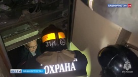 Появилось видео спасения застрявших в лифте пенсионеров во время пожара на улице Парковой в Уфе