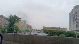 Здание, в котором расположен военкомат, горит на востоке Москвы