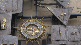 Часы с фасада Театра Образцова впервые отправили на реставрацию