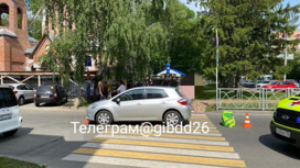 В Ставрополе на переходе иномарка сбила двух детей на самокате
