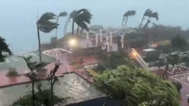 На острове Гуам бушует сильнейший за 20 лет тайфун "Мавар"