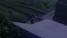 Спасение девушки из-под колес поезда попало на видео