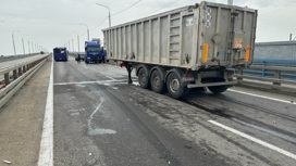 На объездной дороге в Астрахани фура перегородила проезд автомобилям