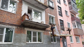 Двое мужчин рухнули с частью балкона со второго этажа