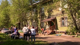 В Архангельске непризнанный аварийным дом сошел со свай