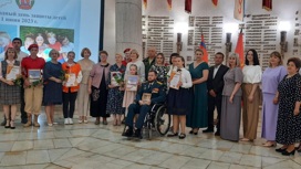 Десять волгоградцев в Международный день защиты детей получили почетный знак "Забота о детстве"