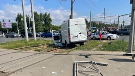 Фургон снес пешеходов после столкновения с грузовиками в Казани