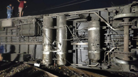 В Сети появились кадры с места столкновения двух поездов в Индии