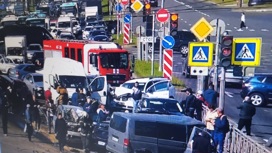 Грузовик устроил массовую аварию в Петербурге